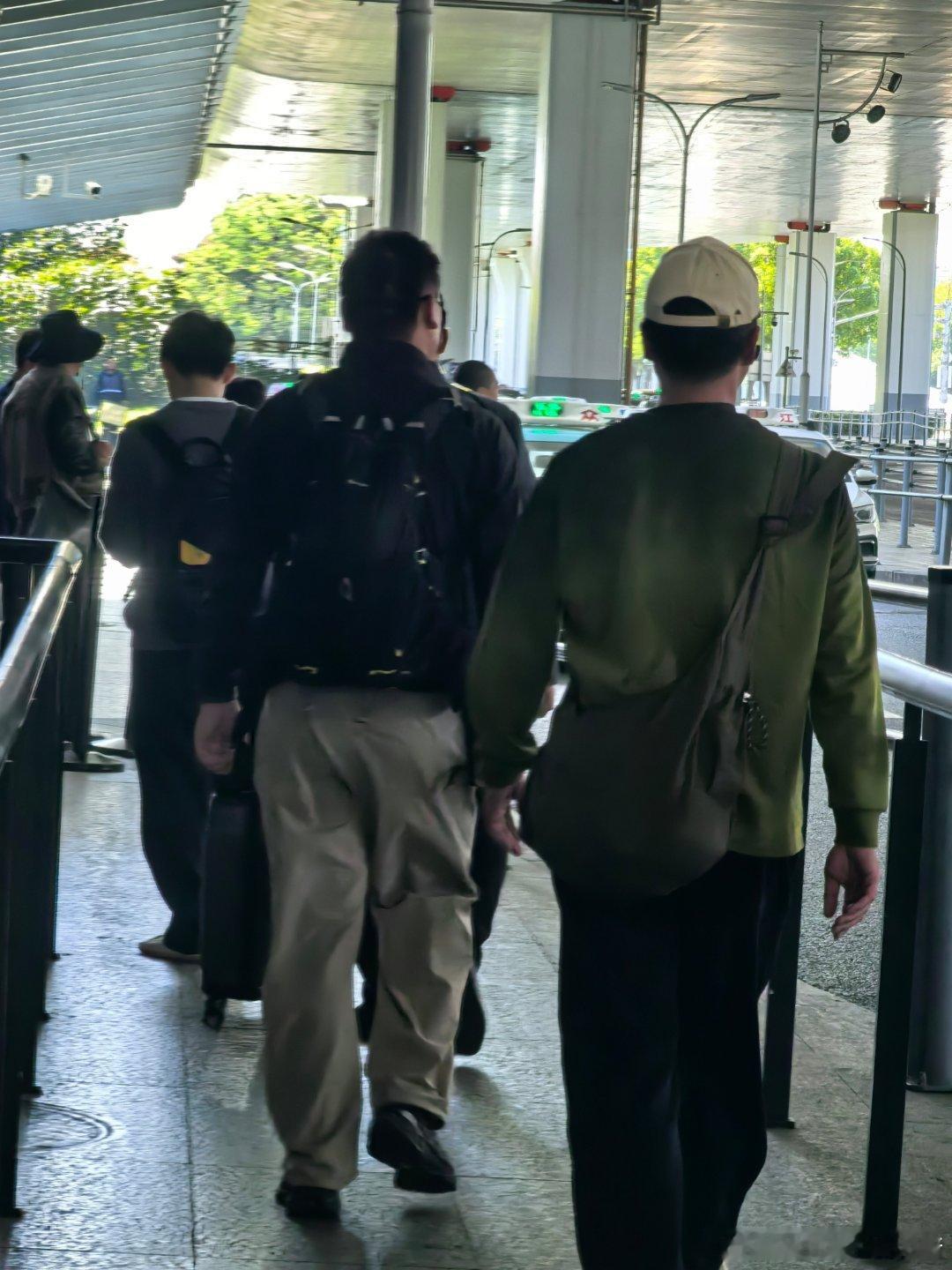 我还是昨天那个匆匆少年[耶][耶][耶]。一大早来上海点个外卖[偷笑]。 ​​​