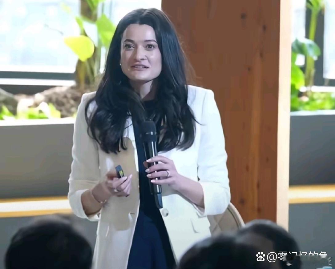 黄仁勋的混血女儿黄敏珊，长得很像爸爸。 