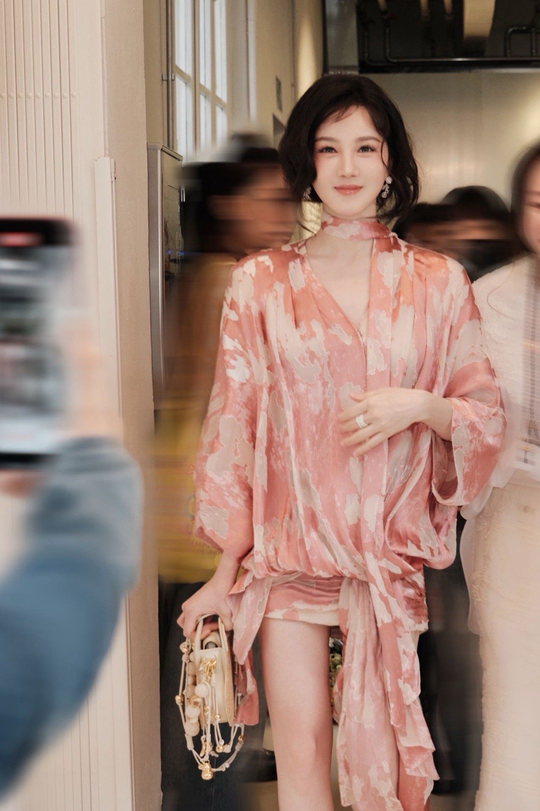 陈妍希陈小纭合照陈妍希陈小纭米兰闺蜜局 和的米兰合照里，两个人对着镜头比耶，笑容