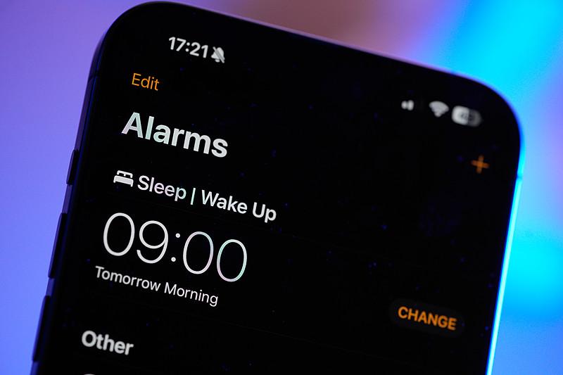 iPhone终于支持调休闹钟了，这波真的是把国内打工人攒了快十年的吐槽给解决了。