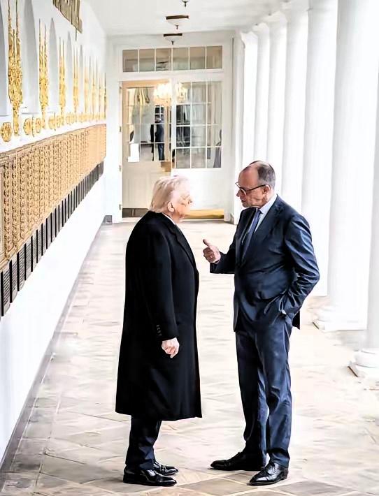 近日德国总理默茨亲自发了这张照片，说他在白宫对特朗普讲：“欧洲不再依赖关税，而是