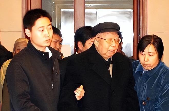 [微风]2007年，华国锋最后一次去毛主席纪念堂，临走时高喊一句话，在场的人听了