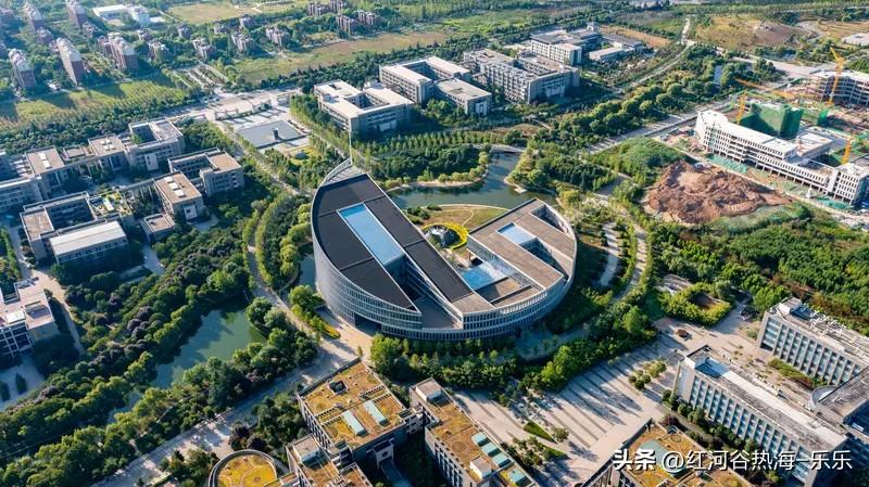 为什么在感觉月薪过万的人很多？
因为现在对于那些比较优秀的年轻人来说，月薪1万，