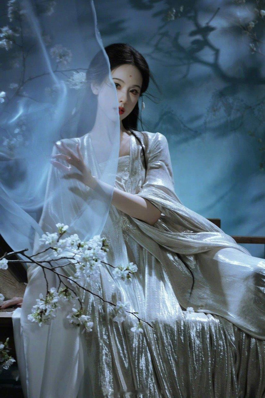 夏弃疾镜头下的陈都灵夏弃疾拍了陈都灵 陈都灵这组大片是夏弃疾拍的，似仙似妖 