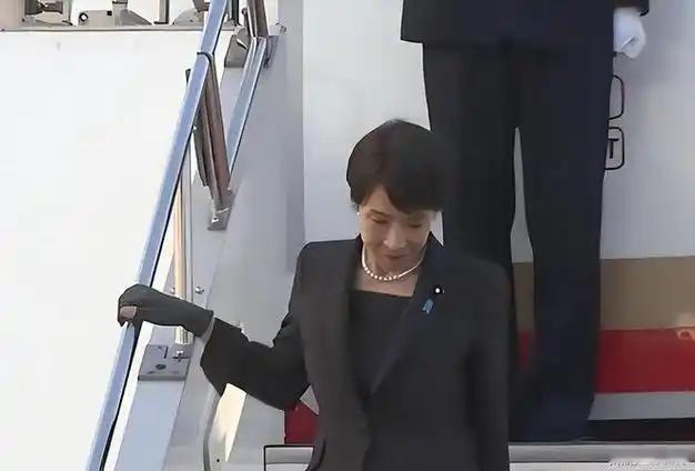六月十三日苗苗到英国出访参加G7，既没有红地毯，也没仪仗队，被一辆普通车接走，场