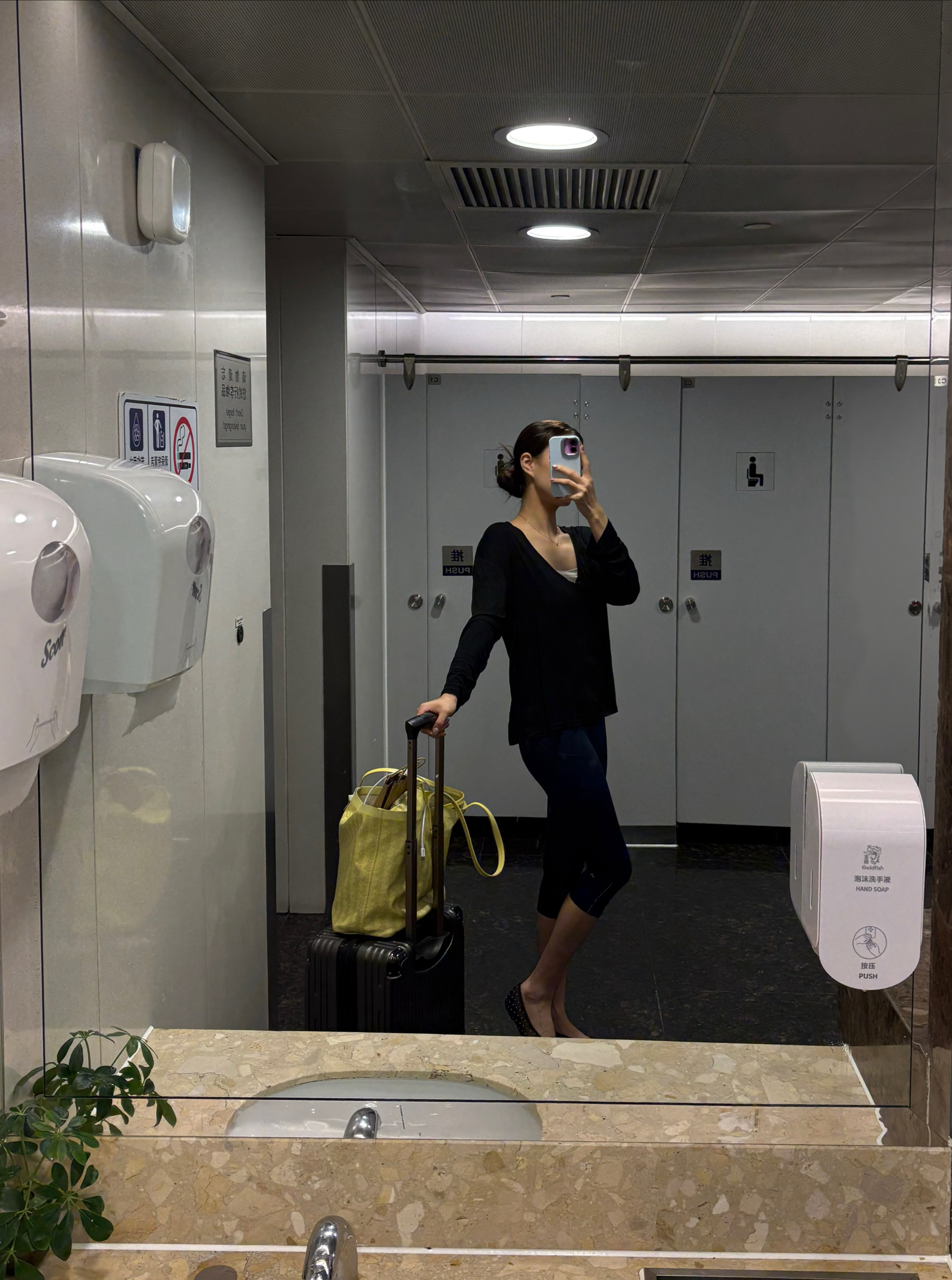 爹的 键盘打冒烟 干到最后一刻 空姐穿过整个机舱专门站在隔壁监督我收起小桌板 ​