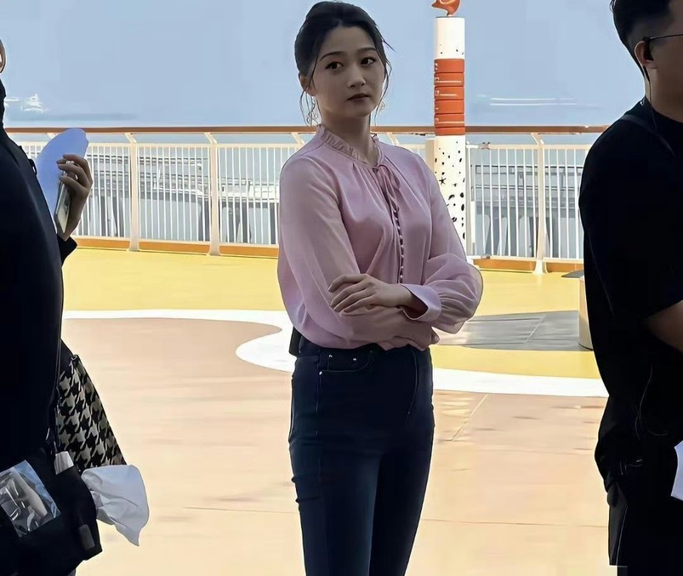 关晓彤路人镜头下也不瘦呀，看的出来这大长腿占了全身的将近三分之二