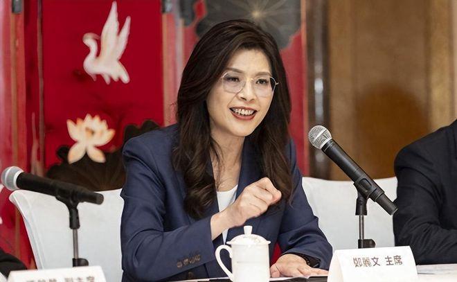 真是活见鬼了！带着大陆“十项新政”大礼包返台的郑丽文，民调居然跌到谷底仅剩23.