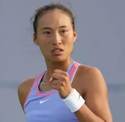郑钦文未向萨巴伦卡道贺的三大缘由：

一、缺乏经验。郑钦文或许不了解亚军祝贺冠军