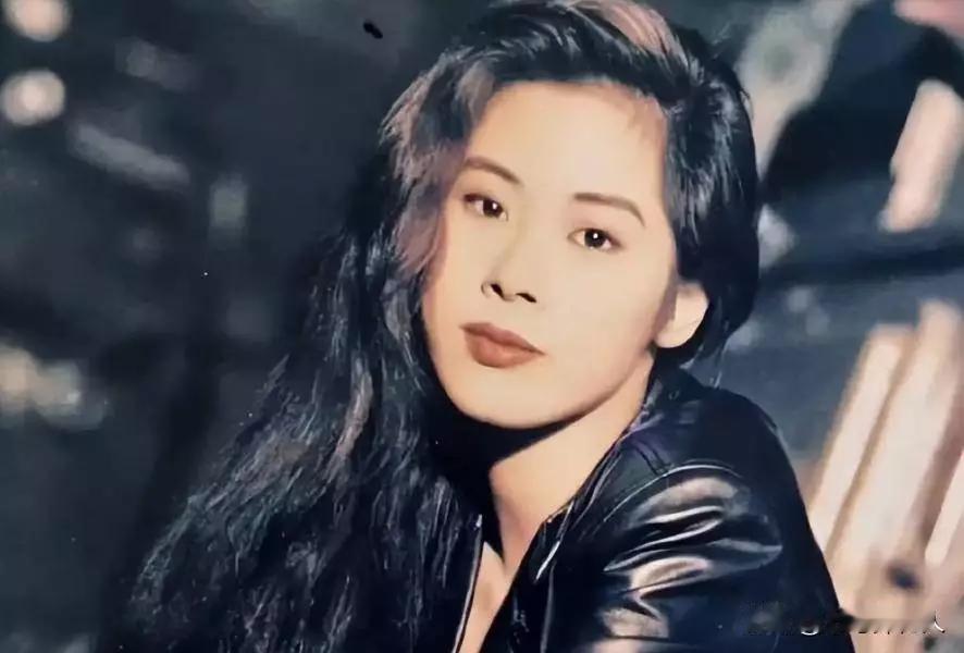 曾经港乐天后关淑怡与活佛生了一个儿子。现在这个孩子也该是个小伙子了？这个孩现在跟