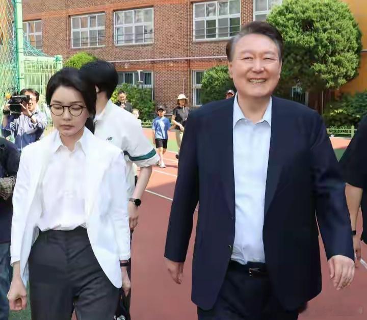 韩国大选，尹锡悦和金建熙参加投票。金建熙罕见露面，看着心情不佳。 ​​​