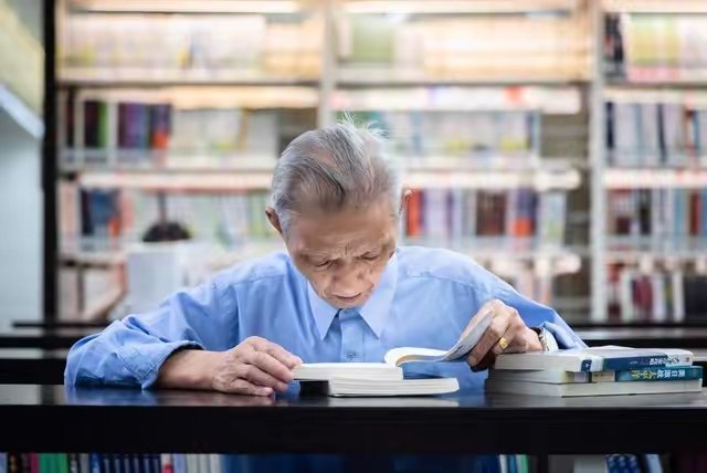 终身学习是一场持久的自我提升之旅，正如罗曼·罗兰所说：“世上只有一种英雄主义，就