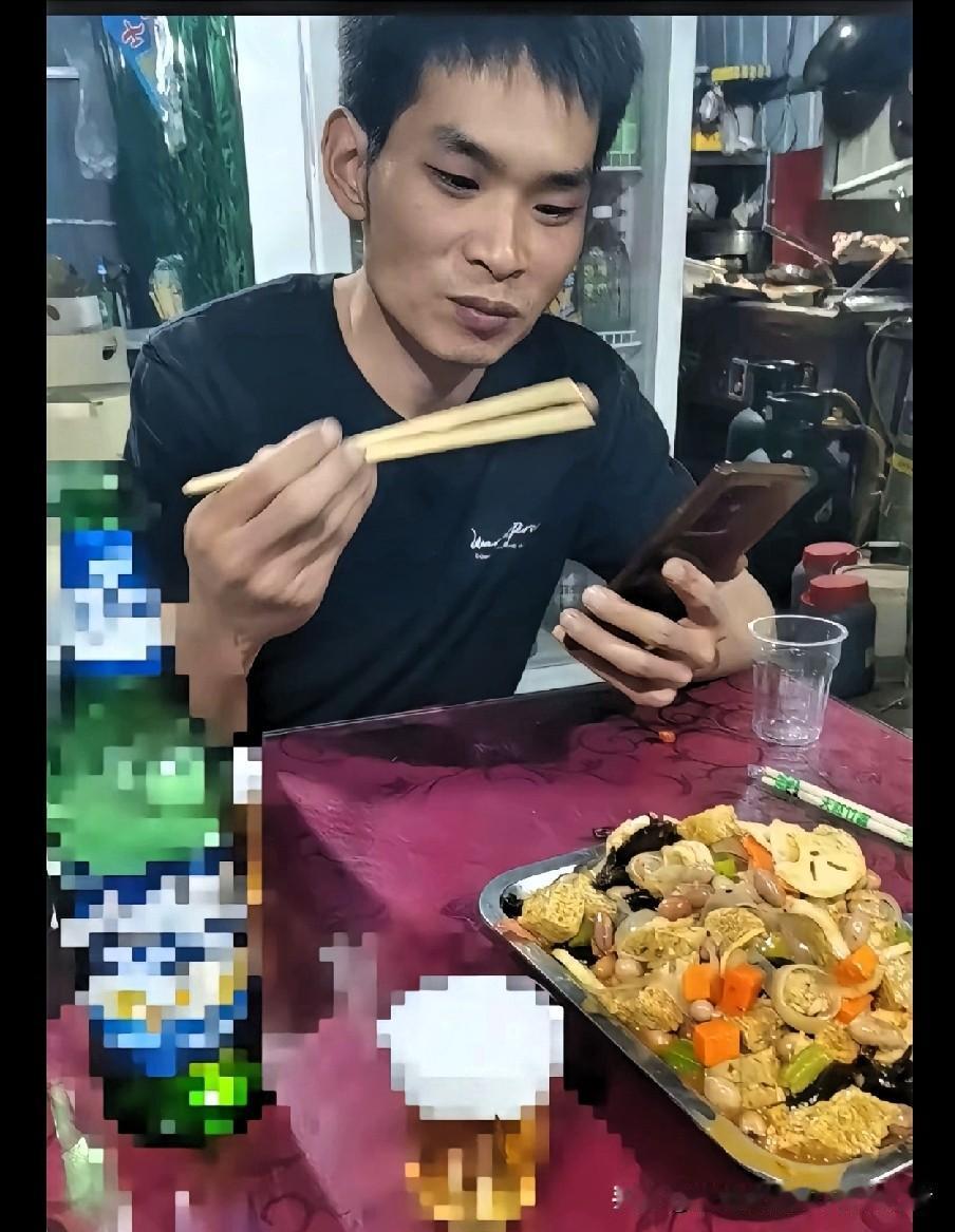 不查不知道，
一查吓一跳：
这崔某面相就不好看，贼眉鼠眼的，透着股说不出的不踏实