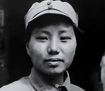 1937年，15岁女红军被敌人抓住，正要被砍头时，一名敌军官走过来，摸摸她的脸：