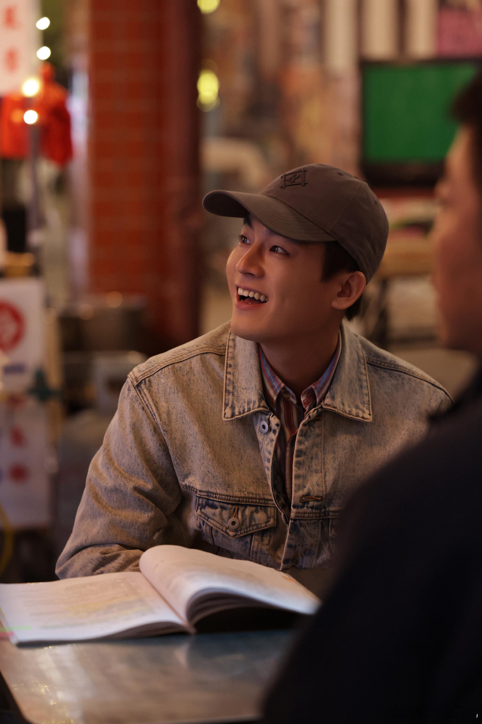 内娱真正的扛剧面孔集结了反复琢磨《交锋》的人物关系，信仰的坚守与人心的摇摆太有看