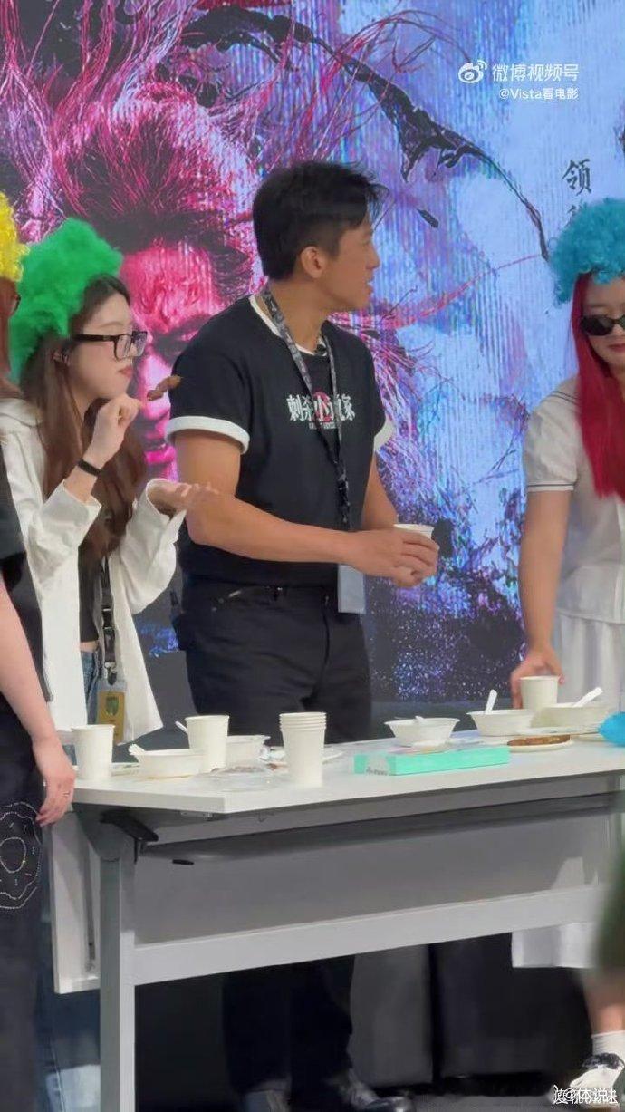 邓超这波冲我来的邓超台上突然互动喊我名，还调侃我举牌太用力，这突如其来的“针对”