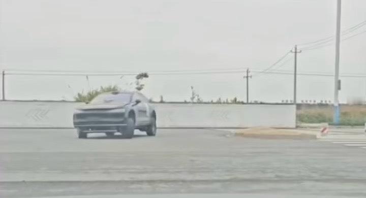 享界硬派越野除了已经爆料差不多的MPV，享界的越野也安排上了，这个悬架看起来真够