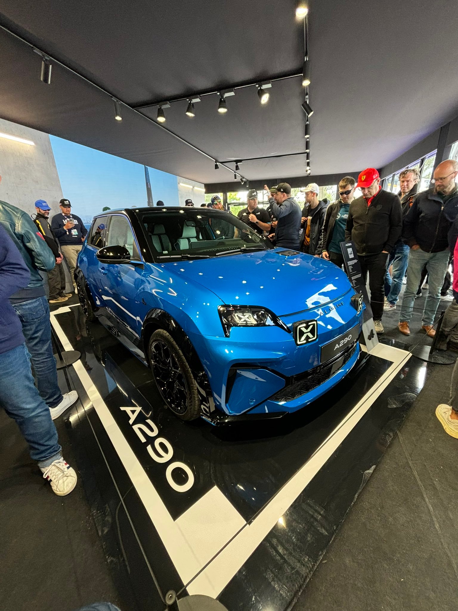 雷诺旗下纯电小钢炮 Alpine A290 实车亮相法国勒芒。请用四字评价：__