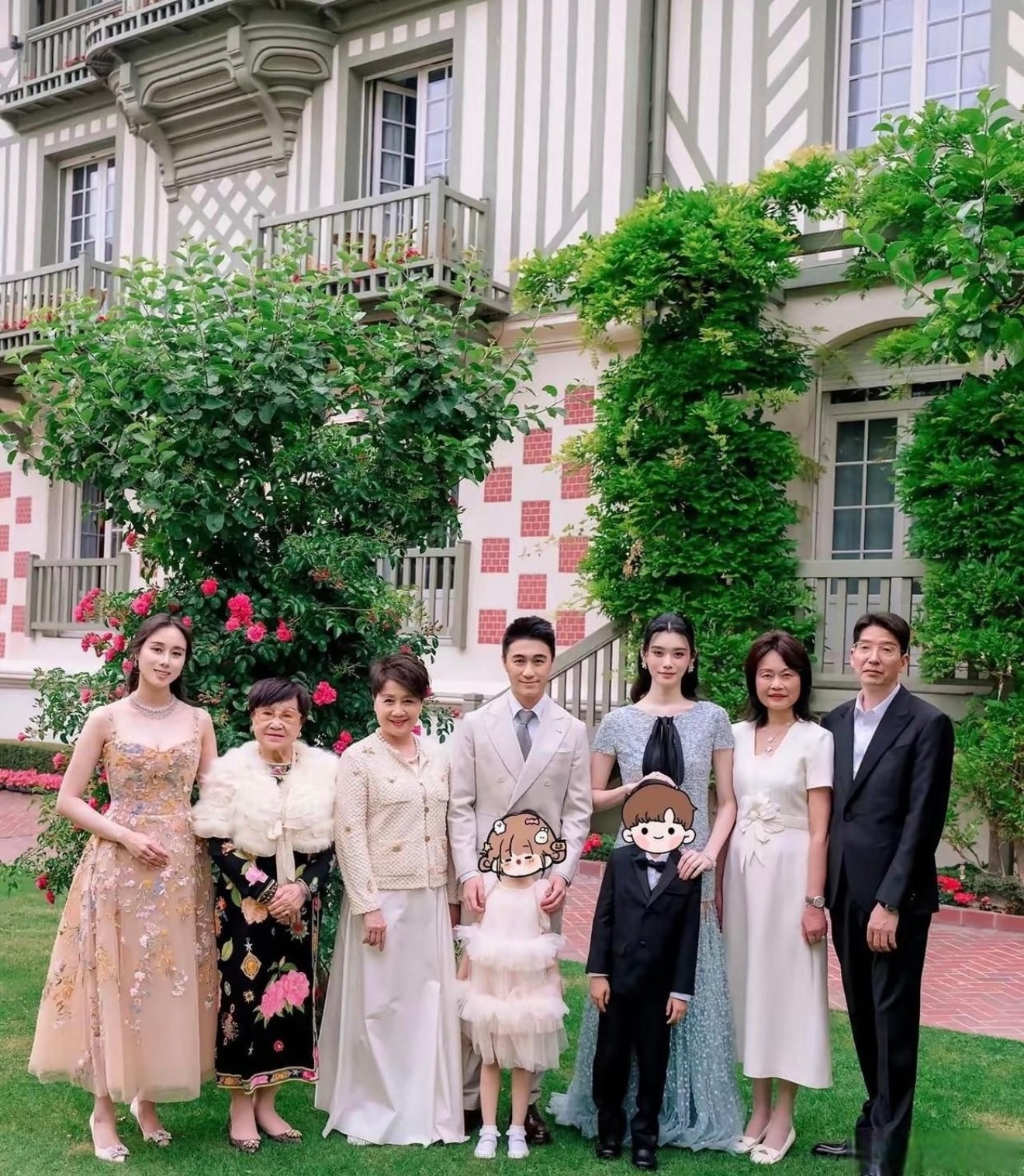何猷君晒妈妈在婚礼上的照片有钱有权 没老公 有后代家人和睦 还很低调 真的很幸福