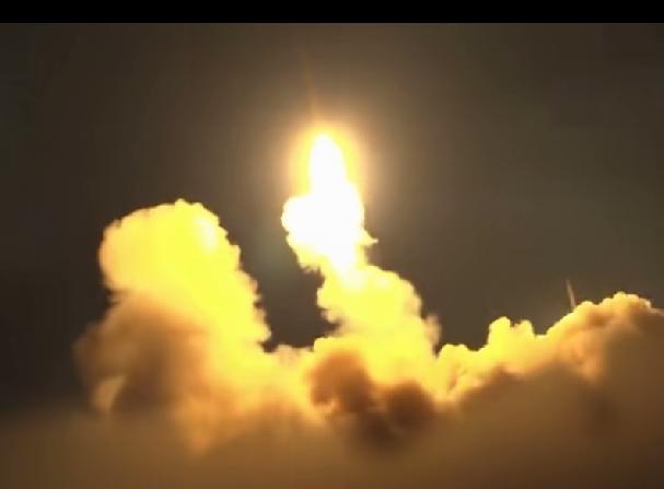 这哪是空袭，这是胡塞武装给沙特王室定制的“硬核闹钟”，专治各种不服和赖床。凌晨两