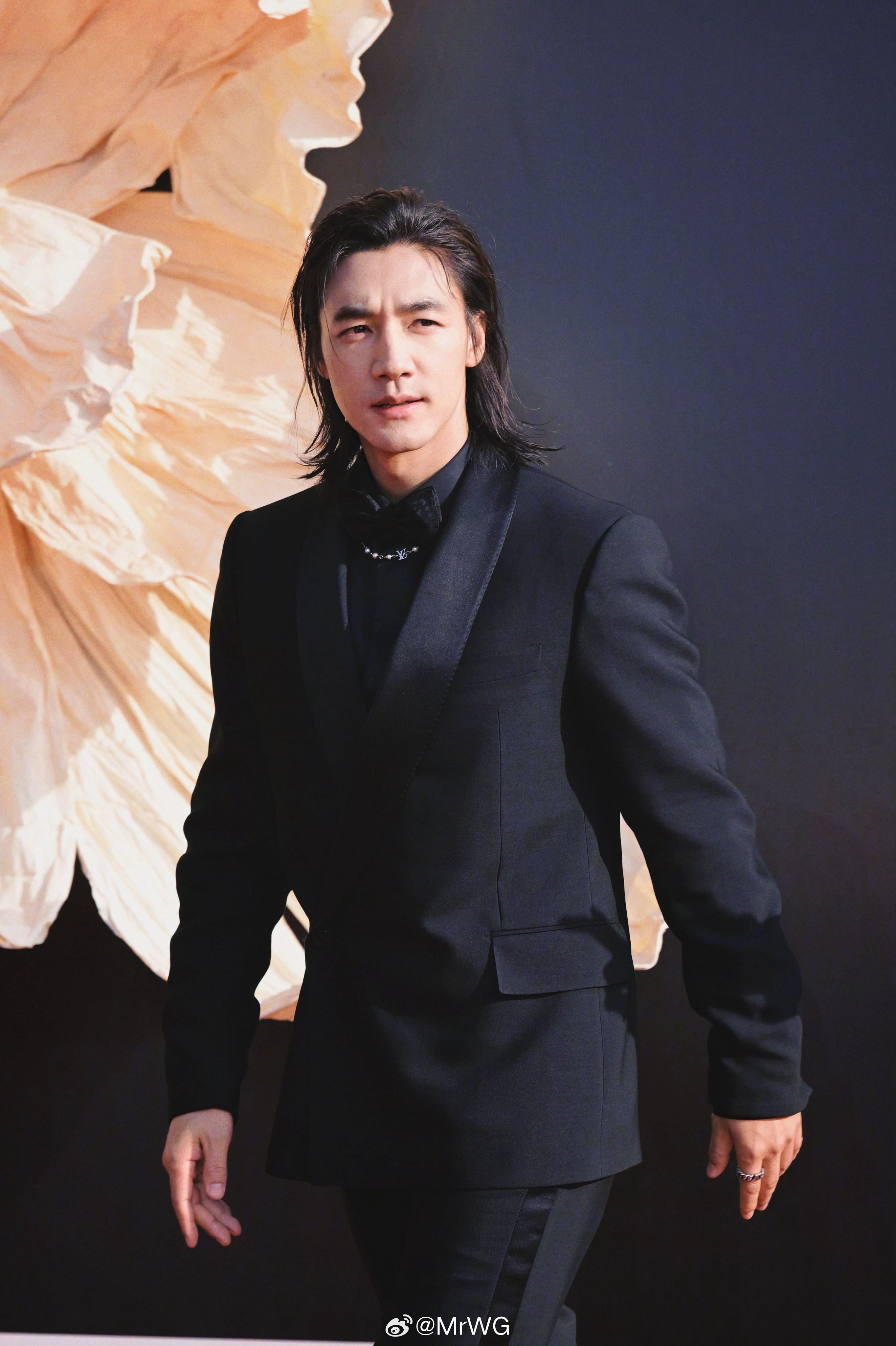 CMG中国电影盛典红毯 和伊玄与他无缘的老丈人老莫，一起剪刀手比耶✌️——其实是