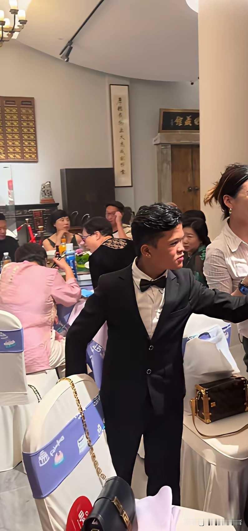 范小勤曾经因为像马云被关注，虽然他后来被捧他的人抛弃，但是范小勤已经很厉害，很多