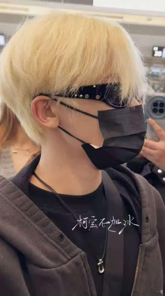 侯明昊金发  金发侯明昊，犹如童话中的王子，优雅气质尽显无疑。快来为他打call