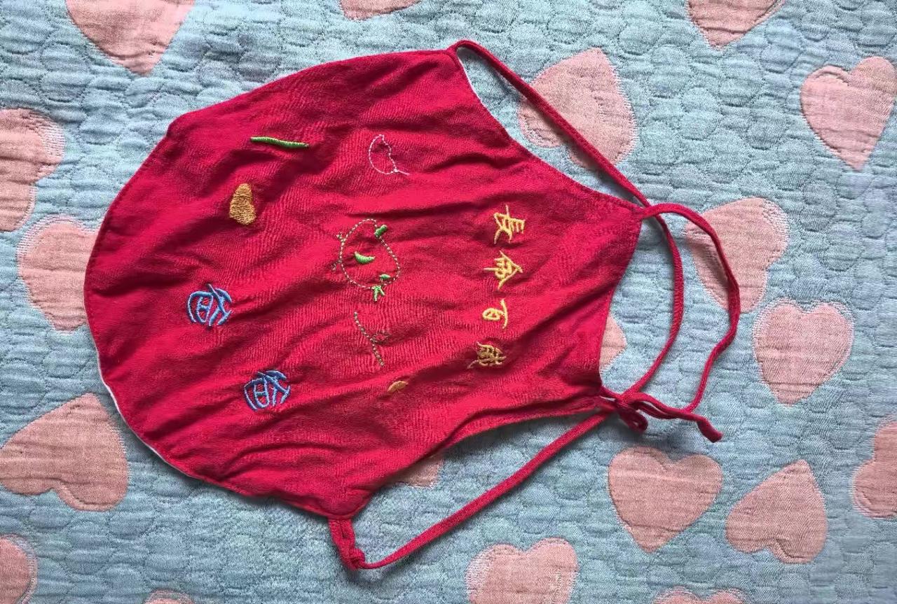 坐月子的儿媳妇看到婆婆买的肚兜，看着就来气，也不知道婆婆是不是故意的，专门买上面