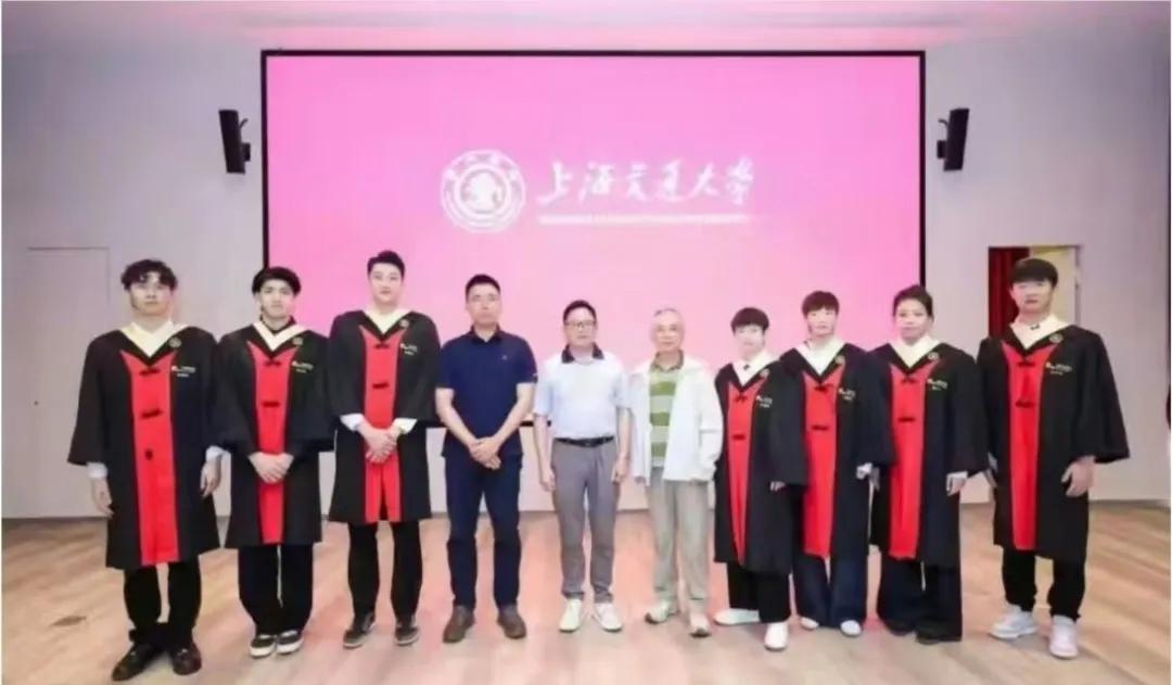 最近孙颖莎和王曼昱身穿学士服，在上海交大拍毕业照的画面，刷屏了球迷朋友圈。
 
