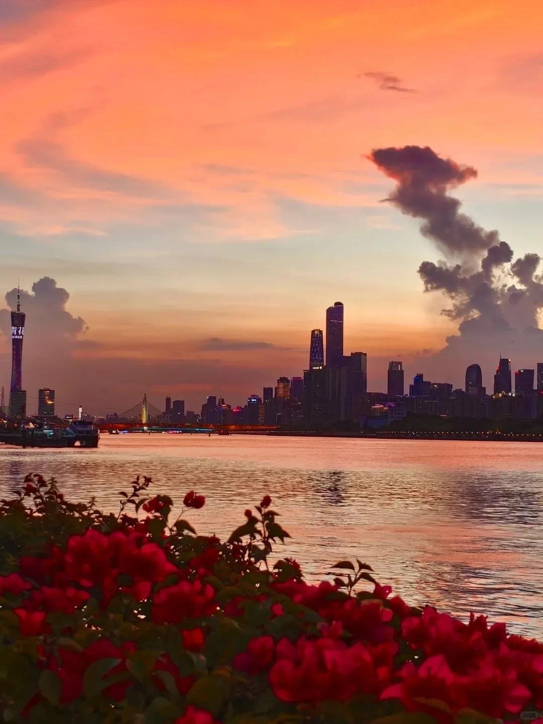 #拍一张你的晚霞来看看#
白天的漫画云，傍晚的火烧云…… 好童话！好浪漫！好喜欢