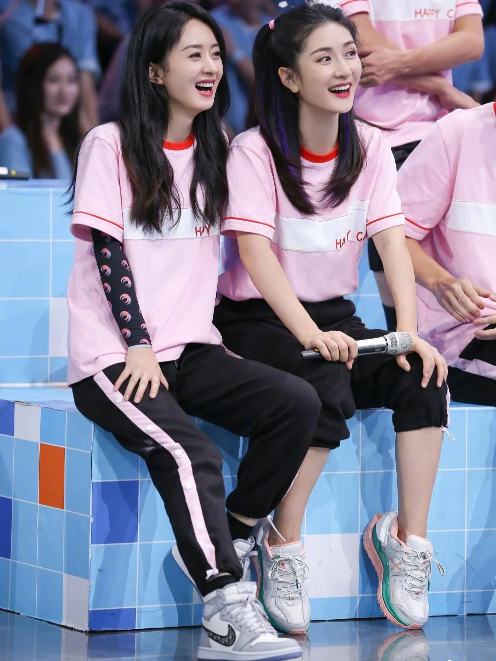 赵丽颖录制快本造型，和谢娜真是一对姐妹花