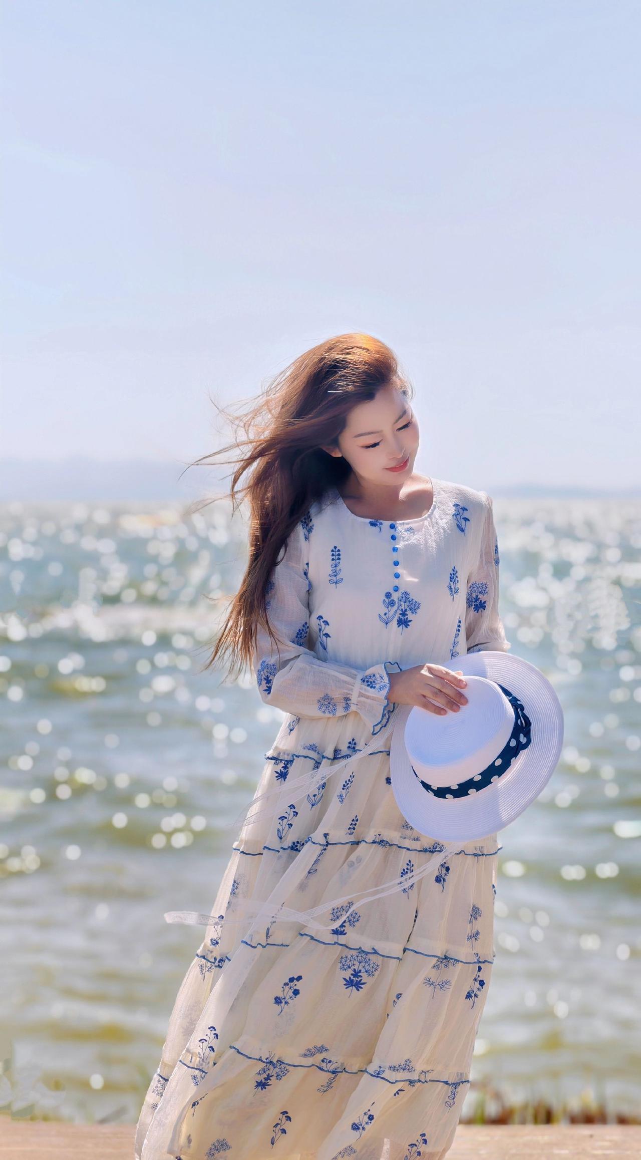 一件浪漫白色绣花裙，装满你的夏日小清新。【花瓣雨】连衣裙，像下了一场，无数蓝色花