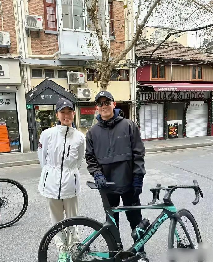 普通人一年工资都买不起郑恺的一辆自行车呀，真的太贵了。 