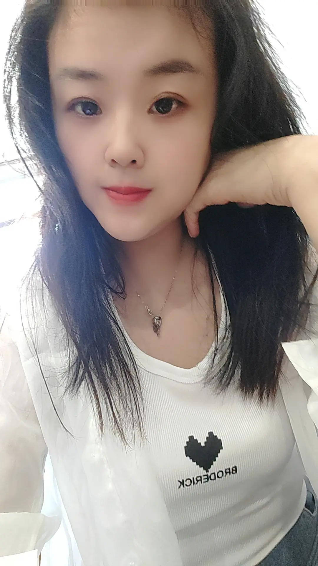 一个独自撑伞的女人，明明是温柔的弱女子，却被生活硬生生逼成了女汉子。可...