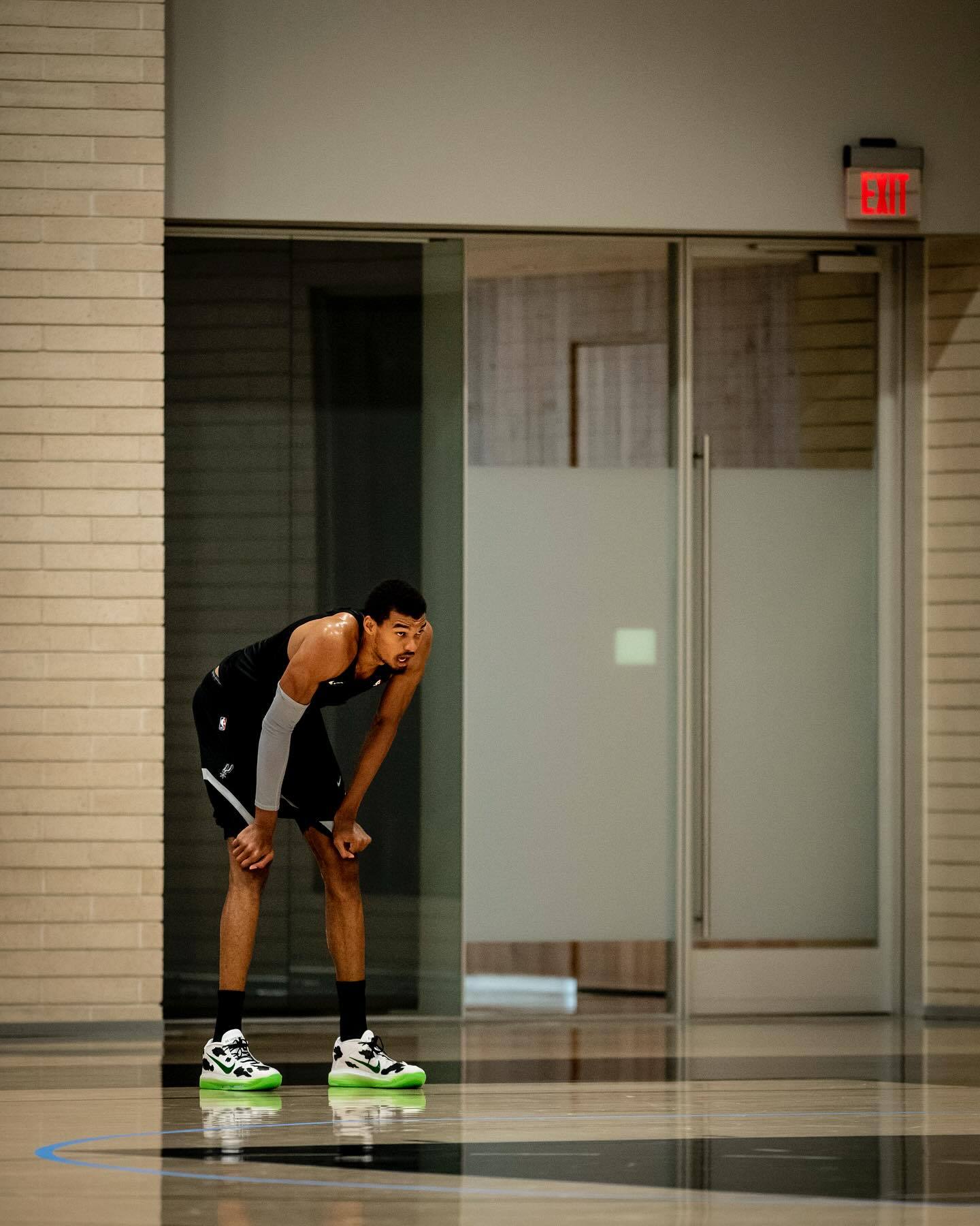 🏀马刺球员训练照：“努力训练才会有更好的结果！”圣安东尼奥马刺NBA吐槽大会超