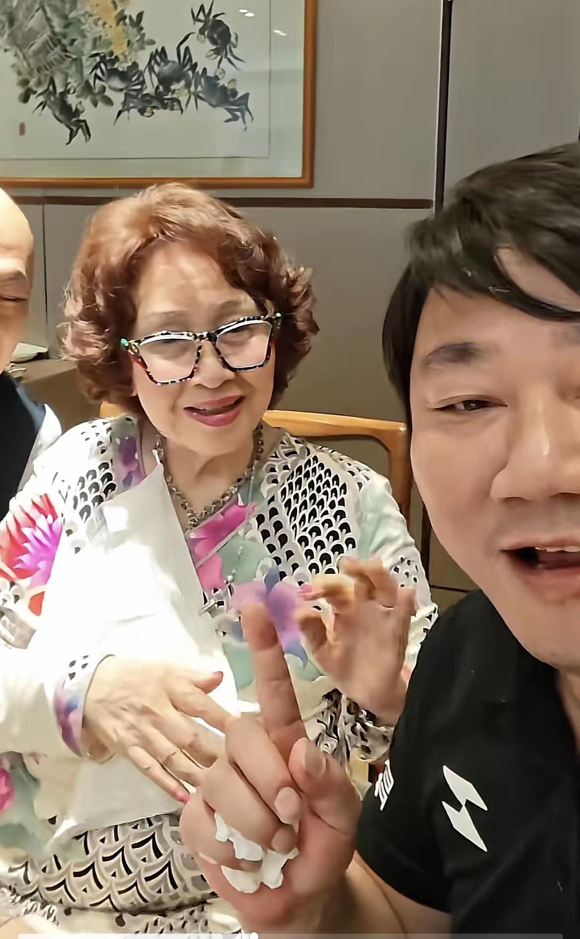 和张雪一起吃饭的这位奶奶可不简单，
她就是手握千亿资产，李锦记集团创始人李文达的