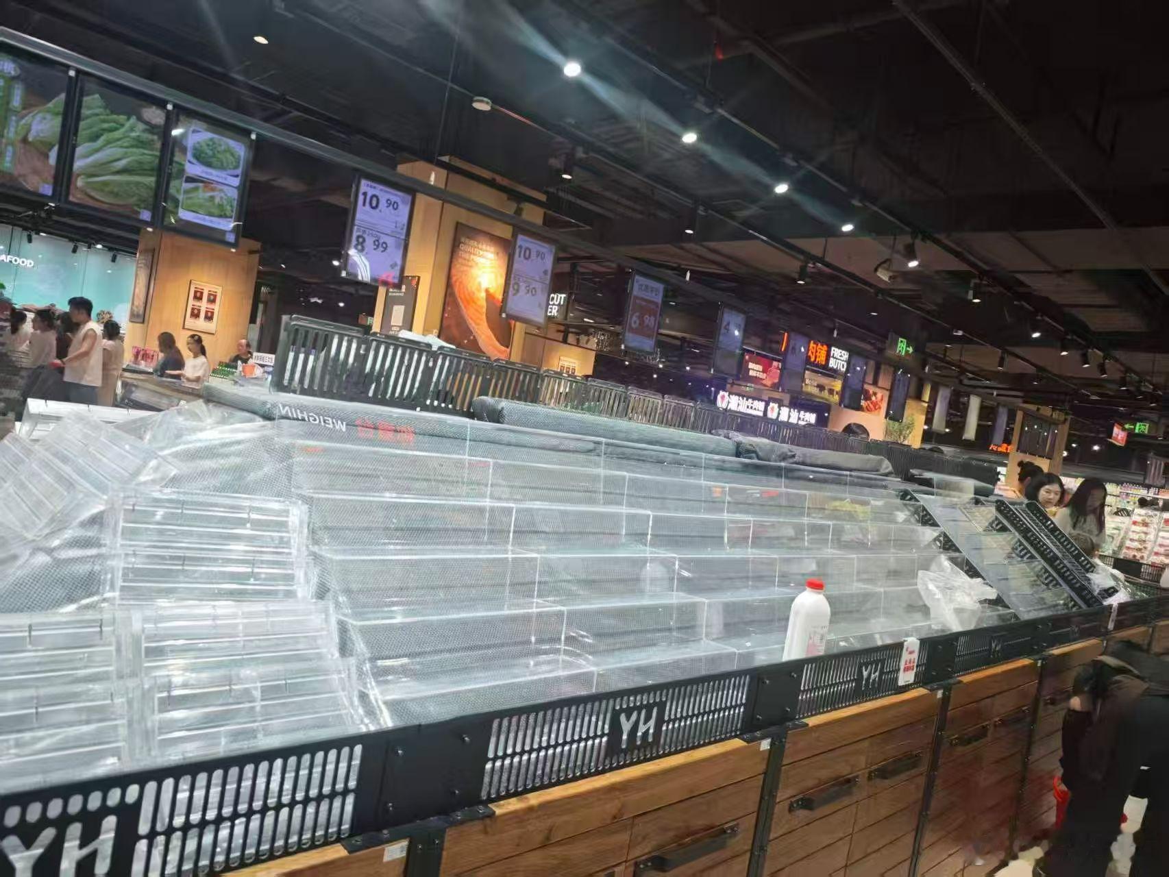 超强台风巴威登陆区域锁定我看了一下好像台风眼关了，不过依然很强昨晚的宁德永辉超市
