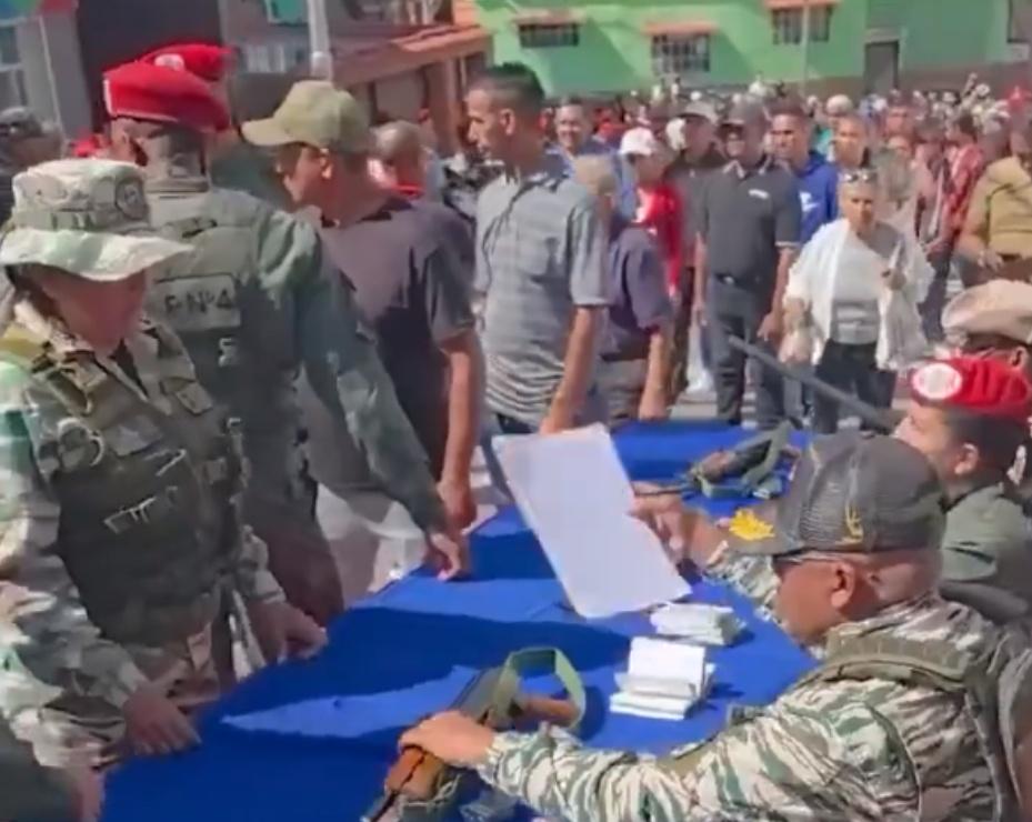 委内瑞拉大规模向民众发枪，誓把美军拖入血腥巷战，给白宫出了一个难题！

据多方报