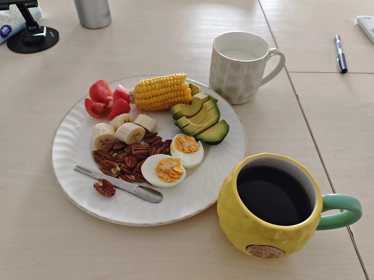 牛奶是冷的，咖啡也是冷的，夏天我喜欢喝冷萃。
我之所以很在意碳水化合物，是因为我