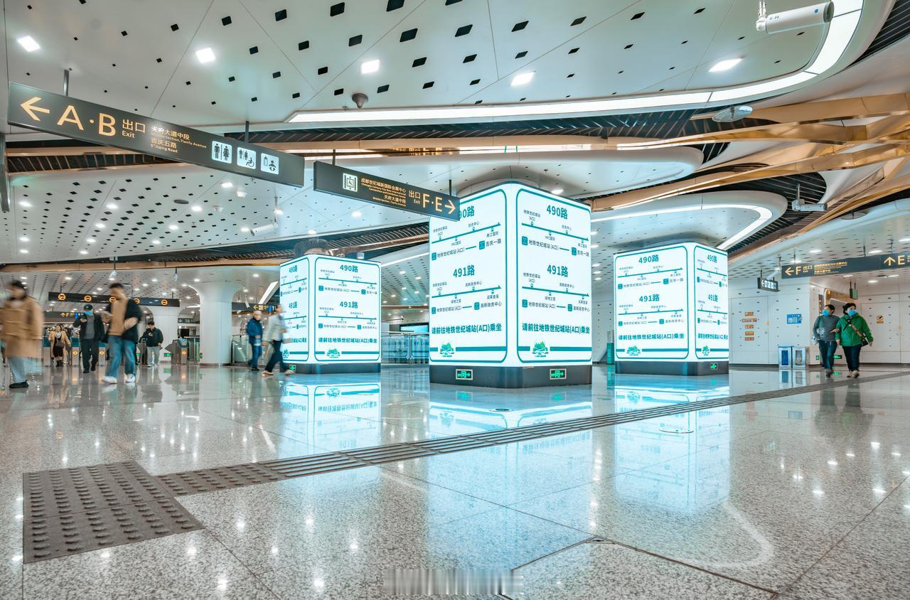 💚 您的专属换乘向导已就位～🚇🚌 无缝换乘 出站不迷茫，微巴指引已上线！