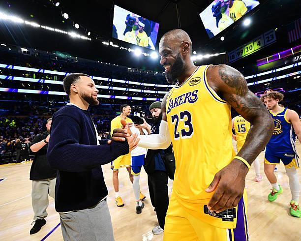 库里右膝伤病管理，缺席湖勇大战！这也意味着本赛季没有詹库的正面交手（除非季后赛碰