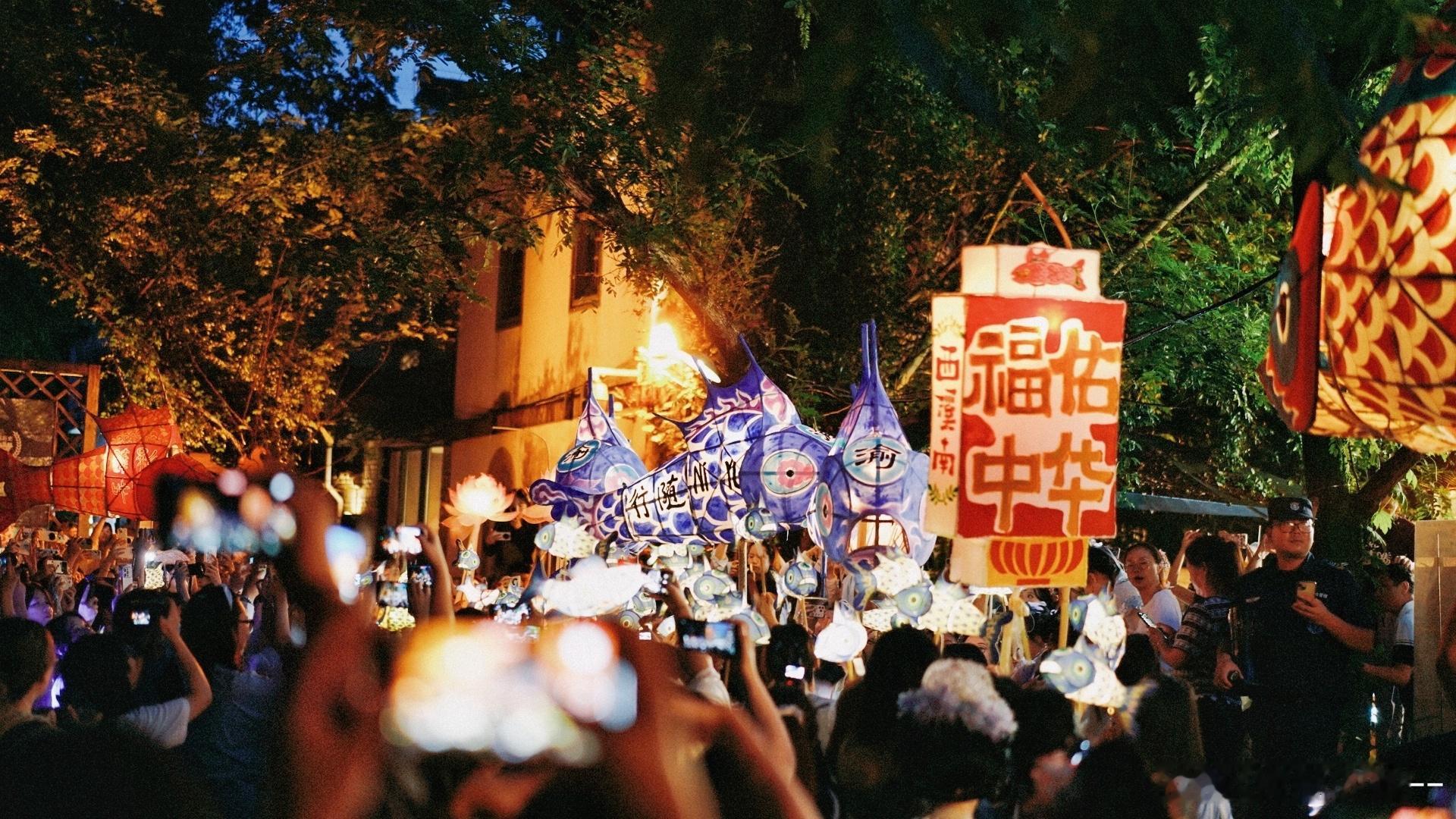 梓渝0706生日快乐 刷到黄山真的下很大雨啊小芋泥快回酒店洗个热水澡吧