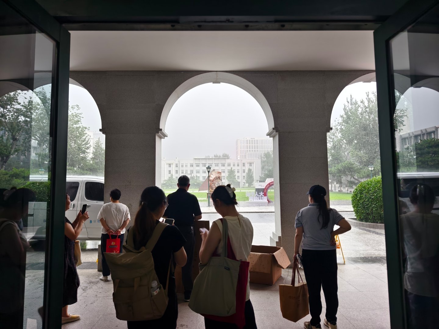一阵突如其来的暴雨可以让手足无措的人停下来休息休息 北京·中国人民大学
