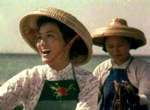 李秀明在《西沙儿女》电影里的服装斗笠帽（图一）都用在了《甜蜜的事业》里了（图二三