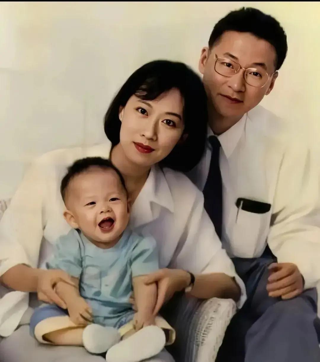 这是1992年，李敖和他的妻子王小屯、以及儿子李戡，拍摄的一张合照。当时，李敖已