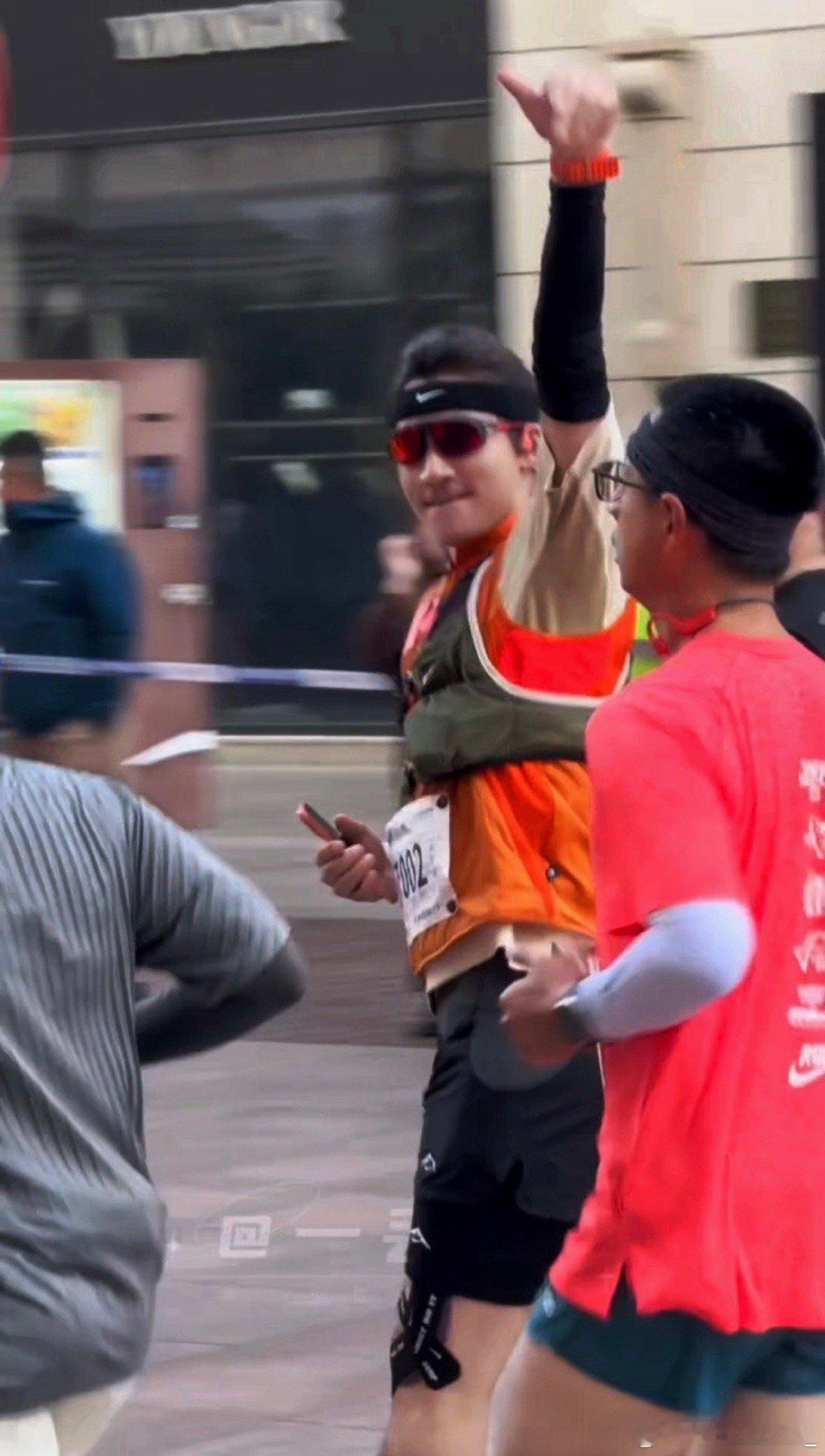 上海马拉松偶遇此沙上海马拉松偶遇此沙！橙色套装+半扎发帅气吸睛，一路笑着与路人击