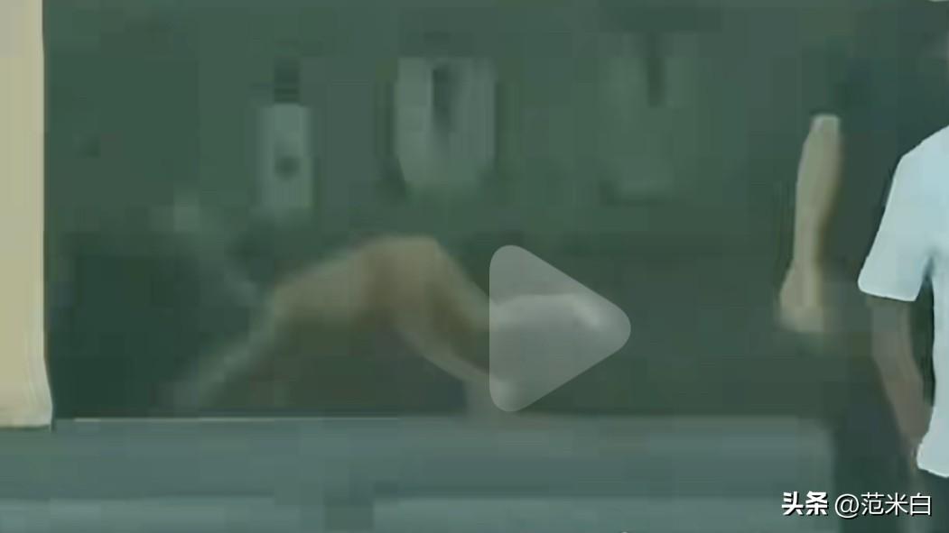 那个像狼一样伏地奔跑，没穿衣服的3岁小孩，你们刷到了吗？

从光明网了解到，小孩