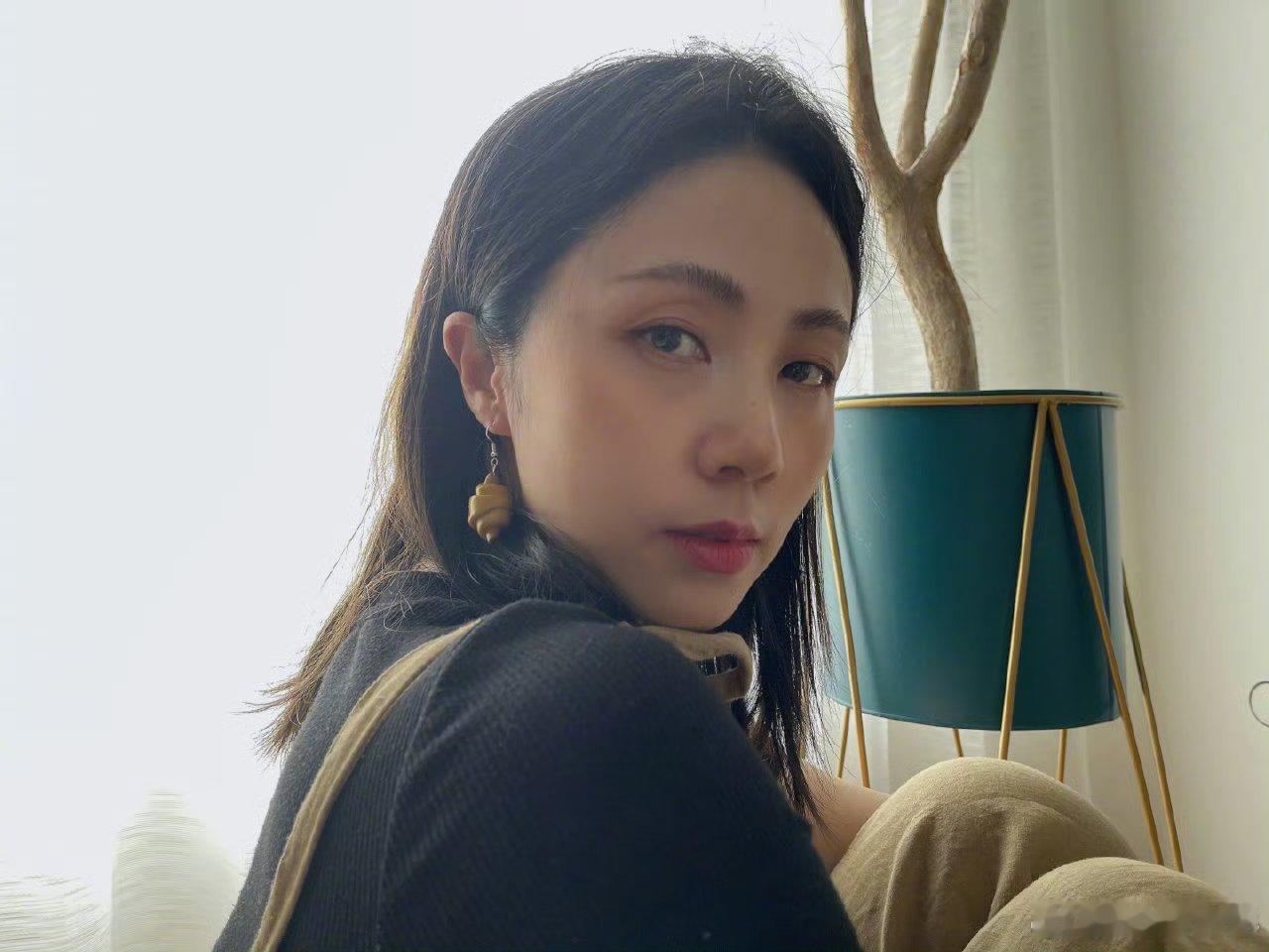 黄磊孙莉8岁小儿子罕见露面  7月15日，孙莉在社交平台发布家庭日常生活视频，首