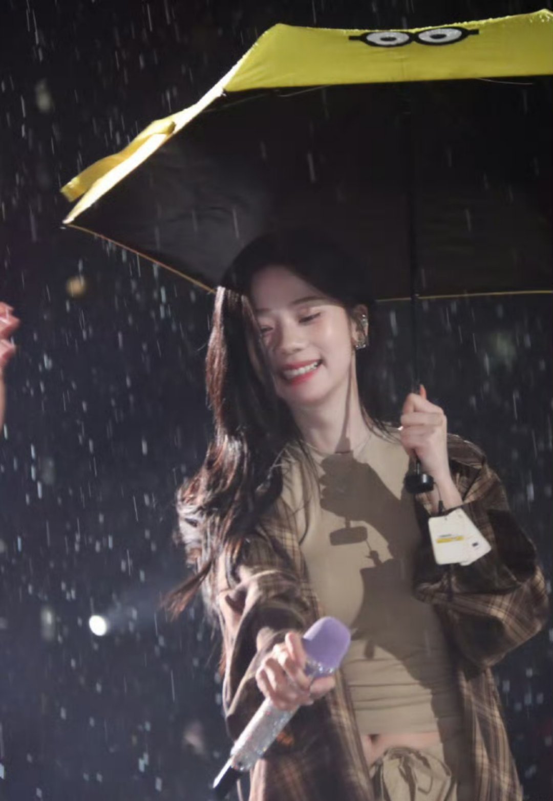 张紫宁路透毕业歌会舞台下雨还在彩排！是我们特别敬业的张紫宁[泪] ​​​