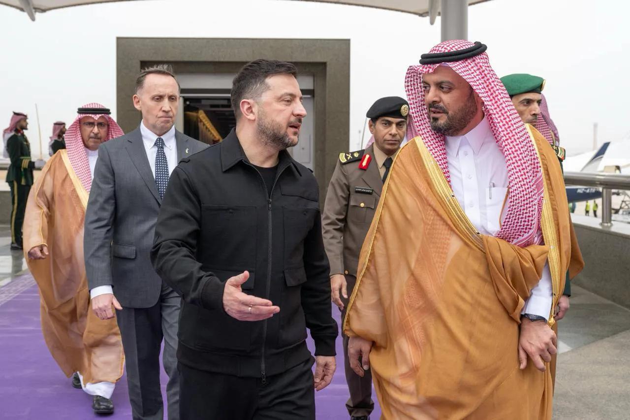 小泽抵达沙特。